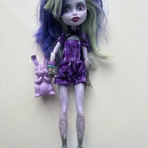Monster High Twyla Doll Coffin Bean